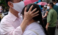 Một phụ huynh hôn tạm biệt con trước khi vào phòng thi tại điểm thi THPT Chu Văn An. 