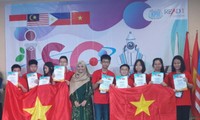 Đoàn học sinh Việt Nam nhận giải thưởng
