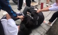 Học sinh Trường THPT Huỳnh Thúc Kháng (Thanh Xuân, Hà Nội) đánh nhau ngay trước cổng trường.