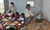Xúc động thầy cô góp tiền, tự nấu cơm &apos;cứu đói&apos; học sinh ở Tu Mơ Rông 