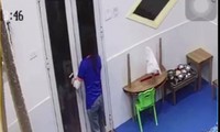 Cô giáo đóng cửa sau khi nhốt trẻ bên ngoài (ảnh trích xuất camera).