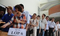 Phụ huynh xếp hàng mua hồ sơ tuyển sinh lớp 6 trường "hot" tại Hà Nội.