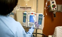 Một y tá đang chuẩn bị thuốc trị liệu miễn dịch tại Trung tâm Ung thư Anderson , đại học Texas ở Huston.