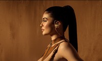 Em gái Kim Kardashian sành điệu làm người mẫu cho tai nghe Apple