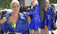 Lady Gaga diện áo choàng nhựa, lấp ló nội y, đi giày cao cả tấc