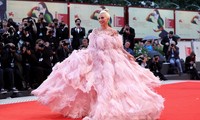 Lady Gaga lộng lẫy bất ngờ trên thảm đỏ LHP Venice