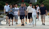 Thị trưởng thành phố Changwon Huh Sung Moo xuống phố cùng các nhân viên trong trang phục quần short, giày thể thao để khuyến khích nam giới mạnh dạn mặc quần áo thoải mái đi làm. 