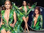 Jennifer Lopez nóng bỏng đến &apos;nghẹt thở&apos; trên sàn diễn Versace