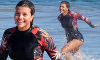Sofia Richie xinh đẹp rạng ngời, đùa giỡn sóng biển ở Malibu