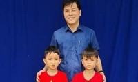 Ban Giám hiệu nhà trường tuyên dương em Phong và Quang.