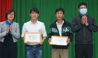 Tỉnh Đoàn TT-Huế thừa ủy quyền của Trung ương Đoàn tặng huy hiệu “Tuổi trẻ dũng cảm” cho hai cá nhân Nguyễn Ngọc Tuấn và Trần Văn Cường