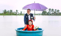 Hình ảnh chú rể đón cô dâu bằng thuyền thúng trong nước lũ. Ảnh: NVCC