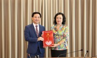 Phó Bí thư Thường trực Thành ủy Hà Nội Ngô Thị Thanh Hằng trao quyết định cho đồng chí Trần Anh Tuấn.