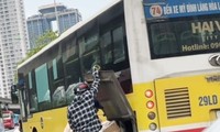 Xe buýt hoạt động như “xe dù” trên đường Phạm Hùng, Hà Nội chiều 22/5.
