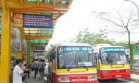 Từ trạm Long Biên, Hà Nội đang có 2 tuyến buýt chạy đến Bắc Ninh. Ảnh: Trọng Đảng