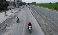 Quốc lộ 21B qua thị trấn Kim Bài thi công dở dang &apos;bẫy&apos; người đi đường, tạm dừng do thiếu vật liệu 