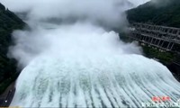 Trung Quốc: Kinh hoàng đập thủy điện xả lũ cao 108m, cá to “bay rợp trời”