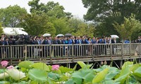 Thủ tướng và Phu nhân dự lễ hội hoa sen Nhật - Việt. Ảnh Văn Kiên.