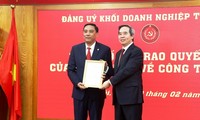 Ông Nguyễn Văn Bình trao quyết định của Ban Bí thư cho ông Hoàng Giang