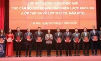 Trưởng Ban Dân vận Trung ương Trương Thị Mai trao Giấy chứng nhận tốt nghiệp cho các học viên (ảnh V.VO)