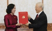 Tổng Bí thư trao quyết định cho bà Trương Thị Mai (ảnh TTXVN)
