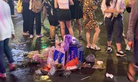 Ngổn ngang rác trên phố đi bộ Nguyễn Huệ sau màn bắn pháo hoa