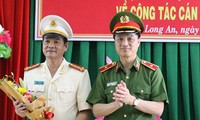 Thiếu tướng Nguyễn Duy Ngọc - Thứ trưởng Bộ Công an tặng hoa chúc mừng Đại tá Lê Hồng Nam. Ảnh Công an tỉnh Long An.