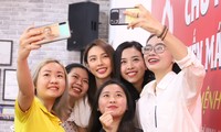 Bạn trẻ hào hứng chụp ảnh selfie cùng người đẹp Hoa hậu Việt Nam