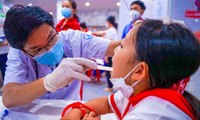 Sinh viên y khoa khám bệnh miễn phí cho thiếu nhi nhân Ngày Thầy thuốc Việt Nam