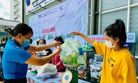 Sinh viên sống xanh cùng chương trình ‘Đổi rác tái chế - Nhận lại cây xanh’