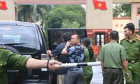 Lực lượng chức năng tiến hành các thủ tục khám xét và bắt tạm giam Vũ Trọng Lương ngày 20/7/2018