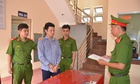 Công an tiến hành bắt giam Nguyễn Minh Hoàng. Ảnh: Công an TP Hồ 