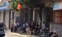 Nhiều người tụ tập xôn xao quanh hiện trường vụ việc. Ảnh: Tin tức Phú Xuyên/VTC News.