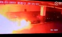 Xe điện Tesla Model S bỗng nhiên bốc cháy tại Trung Quốc
