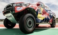 Toyota Hilux trang bị động cơ V8 để đua Dakar Rally
