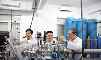 GS.TS Hoàng Nam Nhật (bên phải) trong phòng thí nghiệm. Ảnh VNU