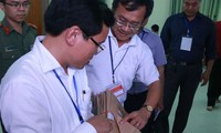 Ông Nguyễn Quang Vinh (áo trắng bên phải) nguyên là trưởng phòng Khảo thí của Sở GD&ĐT Hòa Bình, một trong ba đối tượng bị khởi tố vì nâng điểm cho thí sinh.