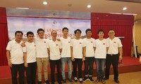 GS. Lê Anh Vinh (ngoài cùng bên phải) cùng đội tuyển IMO Việt Nam năm 2019.