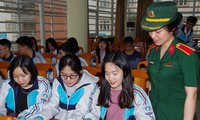 Học viện Khoa học Quân sự tư vấn tuyển sinh - hướng nghiệp 2021 cho học sinh trường THPT chuyên Thái Nguyên. Ảnh: HVKHQS