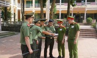Lực lượng Công an huyện Lương Sơn (Hòa Bình) làm nhiệm vụ đảm bảo an ninh tại một điểm thi.