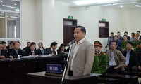 Phan Văn Anh Vũ khai báo tại tòa.