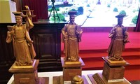 Từ bìa phải qua, các mẫu tượng vua Lý Thái Tông số 1, 2 và 3.