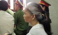 Tại tòa sơ thẩm cách đây 6 tháng, tóc của Bùi Thị Kim Thu vẫn còn đen.