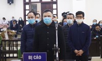 Lê Xuân Giang và các đồng phạm nghe tòa tuyên án.