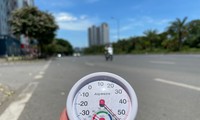 Nhiệt độ thực tế đo ngoài trời tại Hà Nội vào trưa qua (1/6) lên tới gần 60 độ.