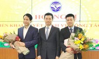 Ông Nguyễn Hồng Thắng (phải) được giao phụ trách Trung tâm Internet Việt Nam từ ngày 1/4/2020. Ảnh: Mic.gov.vn