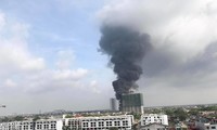 Vụ cháy hóa chất ở Long Biên tạo ra cột khói khổng lồ. Ảnh minh họa: Vietnamplus.vn