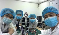 Đội ngũ thiết kế, chế tạo bên vệ tinh NanoDragon. Ảnh: Trung tâm Vũ trụ Việt Nam cung cấp.