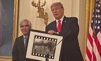 Nick Út - Tác giả ảnh &apos;Em bé Napalm&apos; được Tổng thống Donald Trump trao Huân chương 