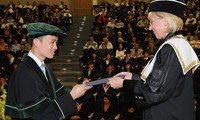 Lê Hoàng Anh Tuấn nhận bằng tốt nghiệp tại trường Đại học tổng hợp VSB, Séc 2008. Ảnh: NVCC cho 1 tạp chí nghề báo 